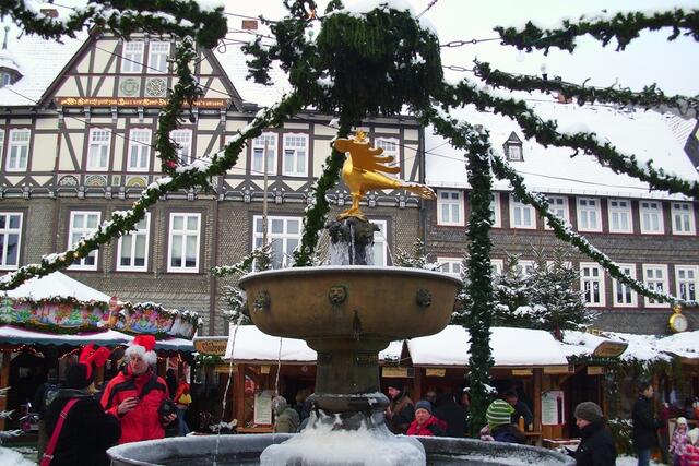 Der goldene Adler wacht über den Marktplatz