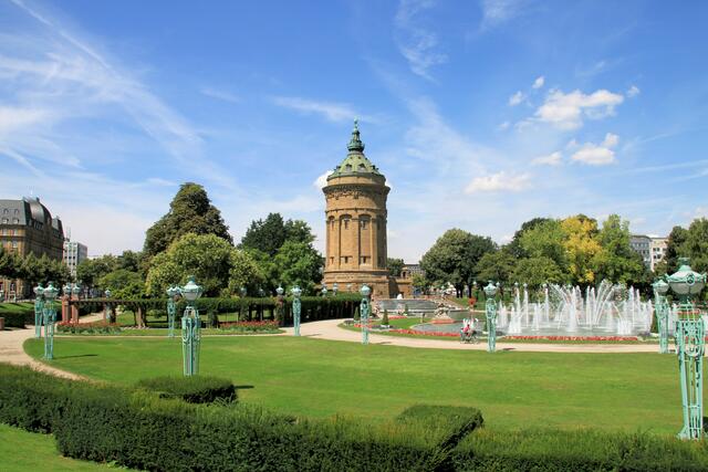 Friedrichsplatz Mannheim mit Wasserturm - Am 10. September voller Autos! Fotograf: Jurec / pixelio.de | Foto: Jurec / pixelio.de