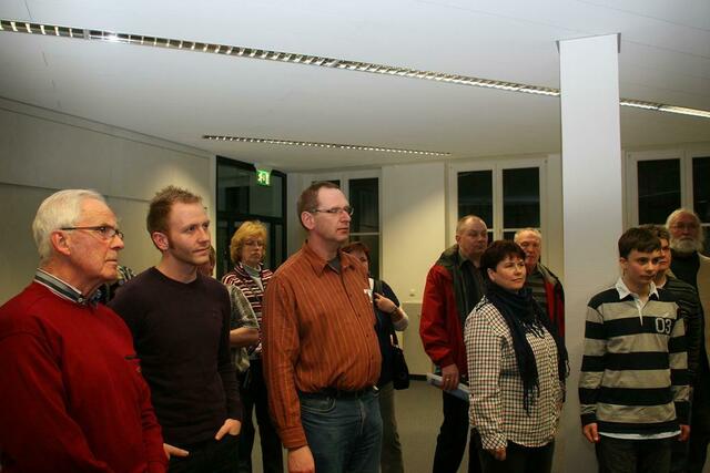 Aufmerksame Zuhörer vor dem neuen Newsroom des Bing-Verlags (Foto: Heinrich Kowalski) | Foto: Heinrich Kowalski
