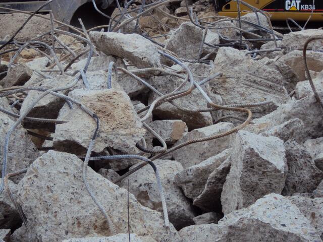 Ein Trümmerhaufen aus Stahl und Beton...