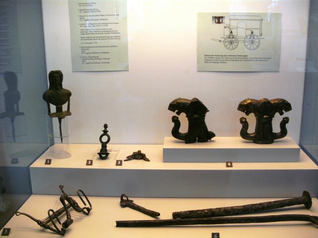 Bronzefundstücke von römischen Reisewagen | Foto: Original Schaukasten Römisches Museum Augsburg