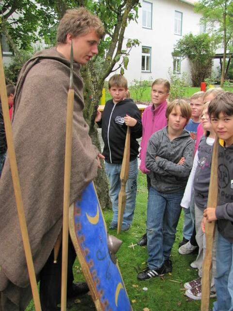 Projekt-Aktionsteilnehmer u.Schülern/Gymnasium Füssen | Foto: Projekttage "Die Legionäre des Augustus" an Gymnasium und Realschule; Bild mit frdl. Genehmigung v. Ch. Koepfer