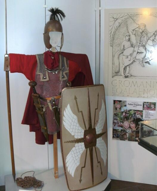 Römische Rüstung mit Schild und Pilum (Speer) Museumsabbildung