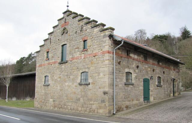 Am Giebel befindet sich in Wappen mit der Jahreszahl 1888