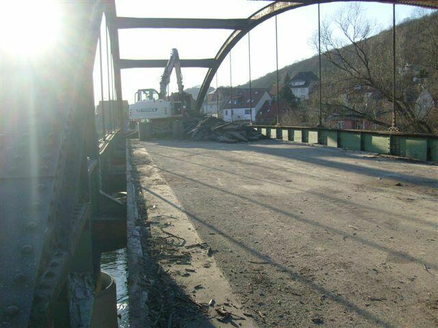 Der Bagger entfernt den Belag der Brücke.