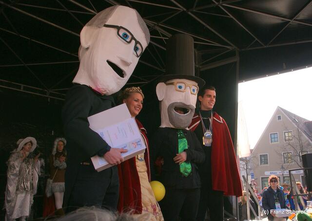 Friedberger Faschingsumzug 2011 - Günter Weber zauberte aus 'Peterchens Zauberhut'