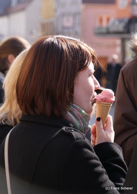 Friedberger Faschingsumzug 2011 - das erste Eis wird geschleckt