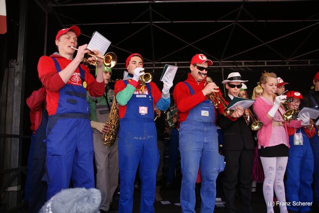 Friedberger Faschingsumzug 2011  - Die städt. Jugenkapelle mit gelungenem Auftritt