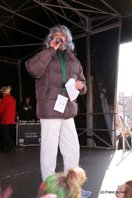 Friedberger Faschingsumzug 2011  - Kulturabteilungsleiter Frank Büschel, in Pflichterfüllung ergraut