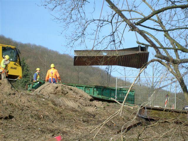 Die alten Stahlteile schweben nun als Schrott durch die Luft