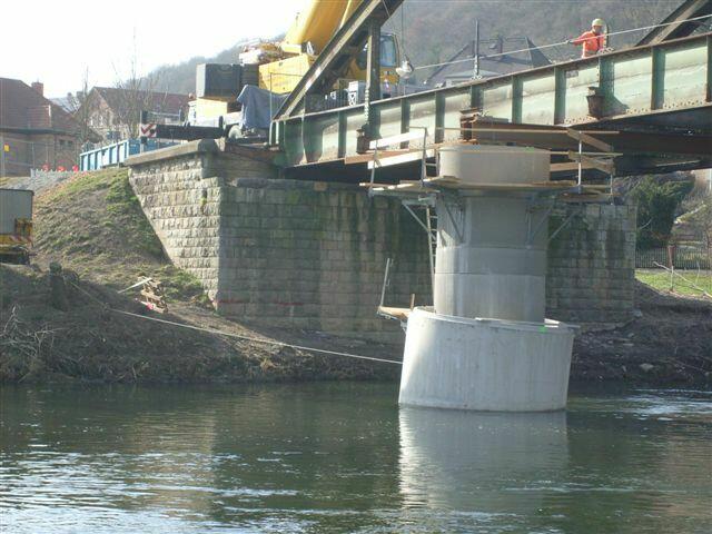 Träger wurden bereits quer unter die Brücke platziert