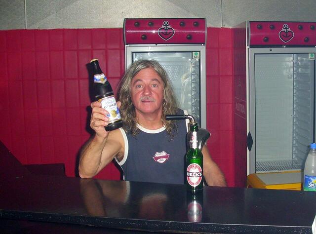 Wolfsburg 19.03.11 - Backstage - Dete wechselt das Instrument :-)