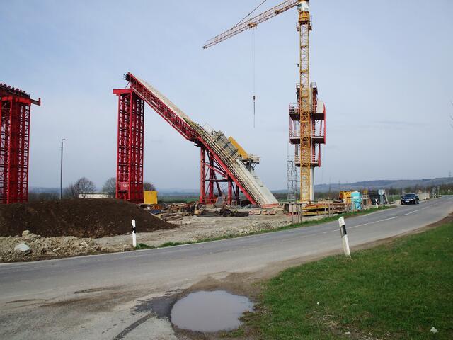 4.4.2011  Straßenbogen am Bahnübergang !