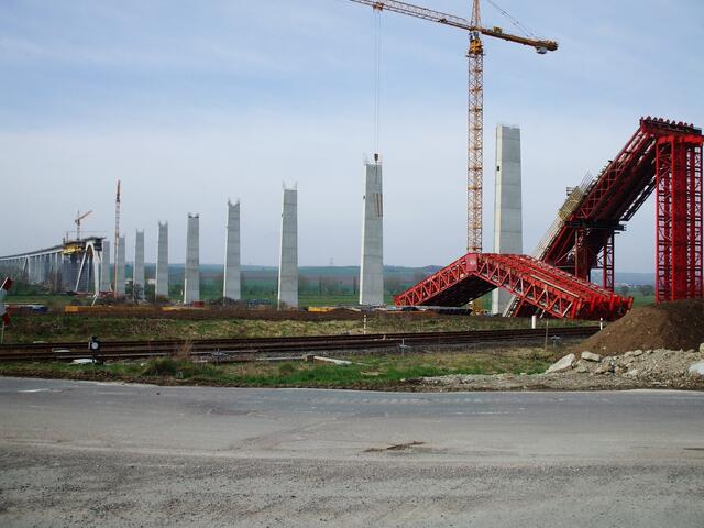 4.4.2011  Straßenbogen am Bahnübergang !