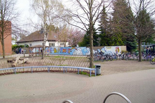 Farbenfroher Schulhof