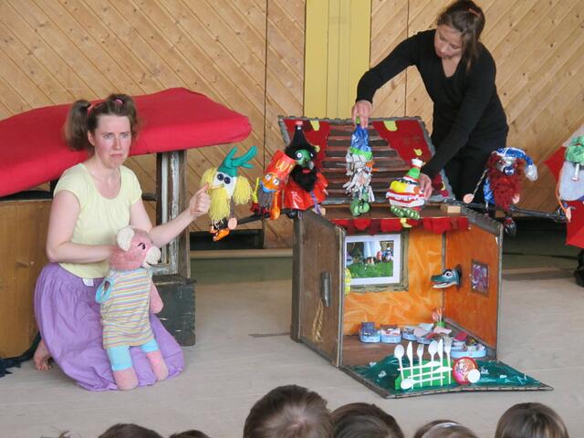 Die Schauspielerinnen Kathrin Müller und Sandra Pagany vom Theater Eukitea aus Diedorf vermitteln den Kindern eindrucksvoll wie Umweltschutz funktioniert.