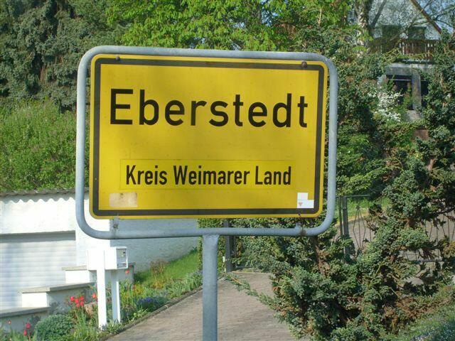ein ausreichend gut beschriftetes Ortseingangsschild