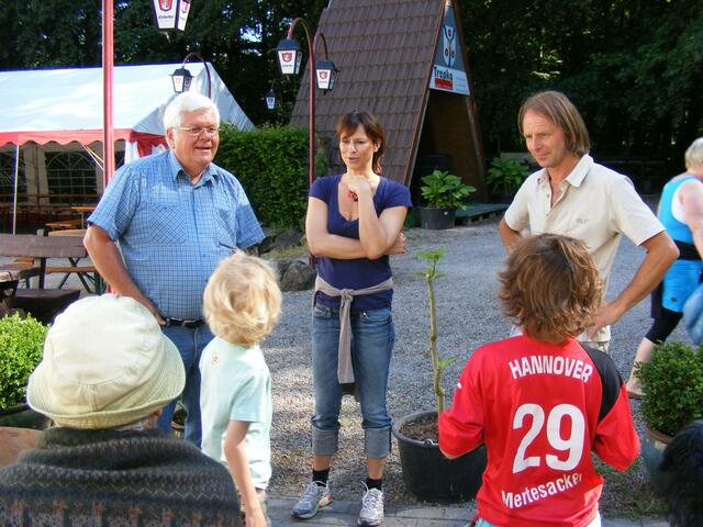 Werner Sohns begrüßt Sabine Schlemmer, Ralf Erdmann und Rudi Krause sowie die Kinder Jesse und Max