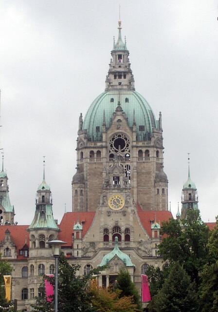 Das Rathaus aus einiger Entfernung
