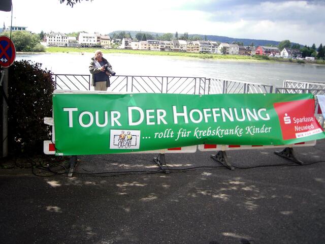 auch die Tour der Hoffnung war auf dem Parkplatz in Linz am Rhein vertreten---