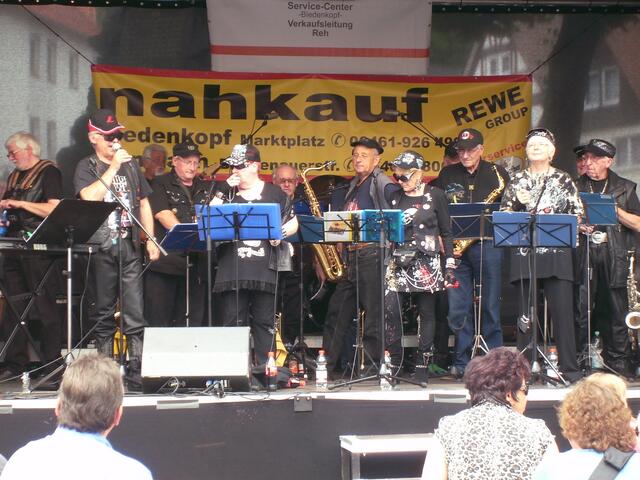 Der Sprecher der Band hat fast zu jedem Lied eine Geschichte zu erzählen.
