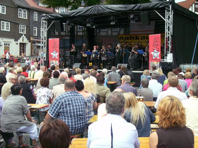 Viele Zuschauer lauschten der Livemusik bei schönem Sommerwetter
