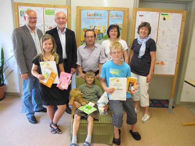 Michael Bachmaier, Sandra Klein, Christian Knapp, Pater Thomas Schilling, Christine Gerblinger, Lieselotte Seibert, vorne sitzend: Daniel Kehl und Florian Lappler