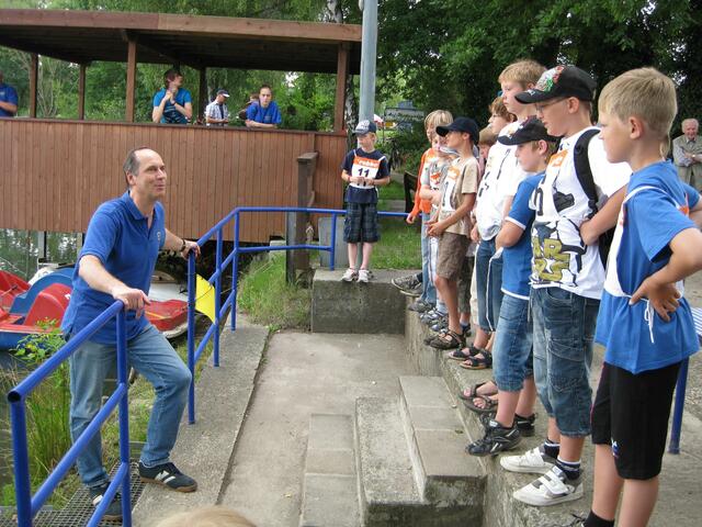 Jugendwart Detlef Behring begrüsst die Teilnehmer der Ferienpassaktion 2011 amHohnhorstsee.