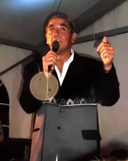 Nochmal Sascha Reinhardt.

Wenn er nicht gerade selbst auf der Bühne steht, gibt es von ihm fürs Publikum umfangreiche Hintergrundinfo über die Künstler. So kann man sehr viel über die Kultur der Sinti erfahren. (Marion Treu)
