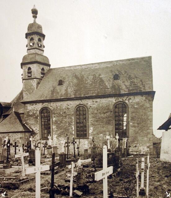 Ein Bild aus den 1950er Jahren. Dort wo damals der Friedhof war, befindet sich nun der moderne Anbau von 1975.