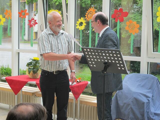 Schulamtsdirektor Wilhelm Martin (rechts) bei der Überreichung der Urkunde zur Ruhestandsversetzung an Lehrer Gernot Hartwig.