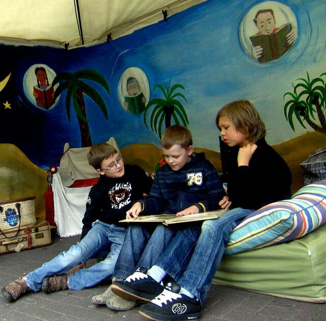 Die Lese- & Erzählkarawane berät in den Stadtteilen vor Ort zu "Vorlesen und Erzählen". Hierbei wird auch eine Einladung zu den kostenfreien, Stiftung Lesen zertifizierten Workshops von Lecture_Offenbach, www.lecture-offenbach.de, eingeladen. Schöne Kinderbuchempfehlungen der Stiftung Lesen hat Lesekamel Soraya immer mit im Gepäck.
