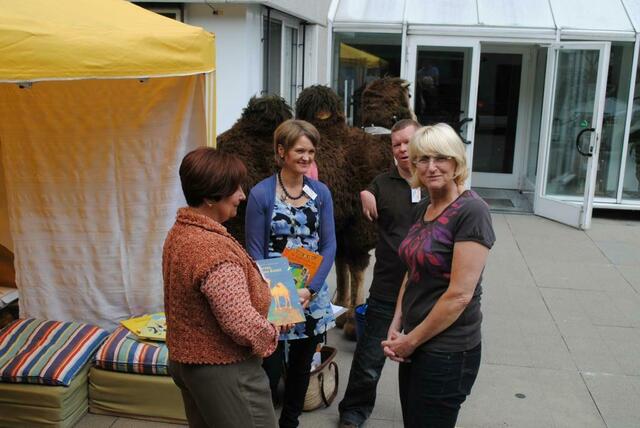 Die Lese- & Erzählkarawane berät in den Stadtteilen vor Ort zu "Vorlesen und Erzählen". Hierbei wird auch eine Einladung zu den kostenfreien, Stiftung Lesen zertifizierten Workshops von Lecture_Offenbach, www.lecture-offenbach.de, eingeladen. Schöne Kinderbuchempfehlungen der Stiftung Lesen hat Lesekamel Soraya immer mit im Gepäck.