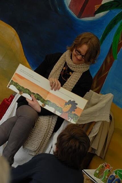 Die Lese- & Erzählkarawane berät in den Stadtteilen vor Ort zu "Vorlesen und Erzählen". Hierbei wird auch eine Einladung zu den kostenfreien, Stiftung Lesen zertifizierten Workshops von Lecture_Offenbach, www.lecture-offenbach.de, eingeladen. Schöne Kinderbuchempfehlungen der Stiftung Lesen hat Lesekamel Soraya immer mit im Gepäck.