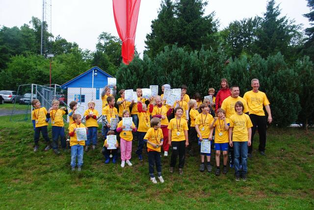 Strahlende Gesichter bei der Siegerehrung – jeder der kleinen Handballer darf ein T-Shirt, eine Medaille und eine namentliche Urkunde mit nach Hause nehmen.
