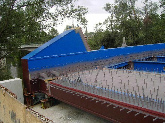 Die Stahlträger liegen auf den neuen Betonpfeillern auf.