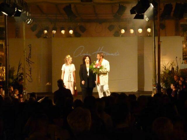 Die amtierende Prinzessin bedankte sich mit "Max" bei Designerin Anke Hammer für ihre gelungene Show.