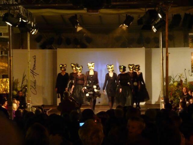 Der Maskentanz mit extravaganten Kostümen. So z.B. Ein Rock aus vielen verschiedenen Wollknäulen.