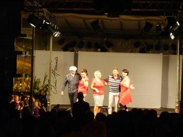 Auch für die zwei gut aussehenden Herren wurden mit angezogen,