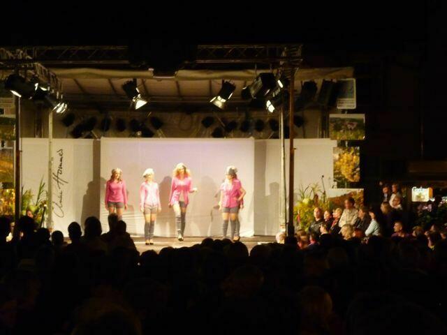 Für Junge und Junggebliebene eine Serie in Pink. Hier passend zum Outfit, kurze Strickhose mit Overknies.