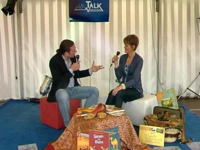 Christian Knappe, TALKvision, und Paula Kuhn, Lecture_Offenbach e.V., im Gespräch über die Aktivitäten der Lese- & Erzählkarawane.  Der Live_Mitschnitt von MuF-Spezial ist bei www.talkvision.de zu finden oder auch hier direkt: http://bit.ly/Hyc9n1 . | Foto: TALKvision