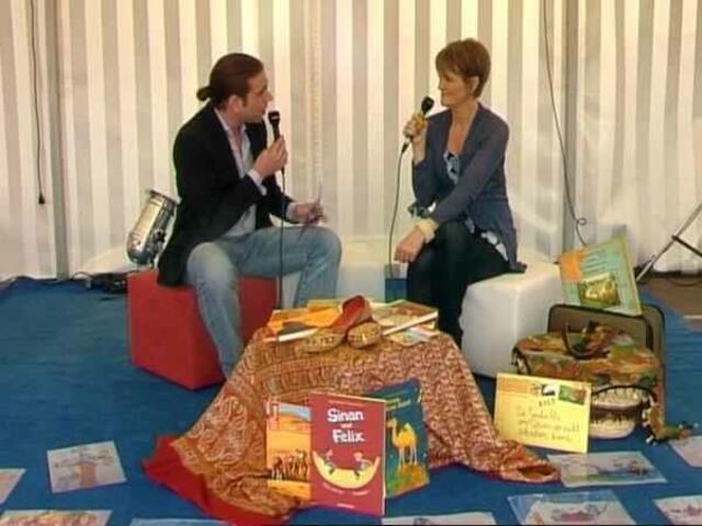 Christian Knappe, TALKvision, und Paula Kuhn, Lecture_Offenbach e.V., im Gespräch über die Aktivitäten der Lese- & Erzählkarawane.  Der Live_Mitschnitt von MuF-Spezial ist bei www.talkvision.de zu finden oder auch hier direkt: http://bit.ly/Hyc9n1 . | Foto: TALKvision