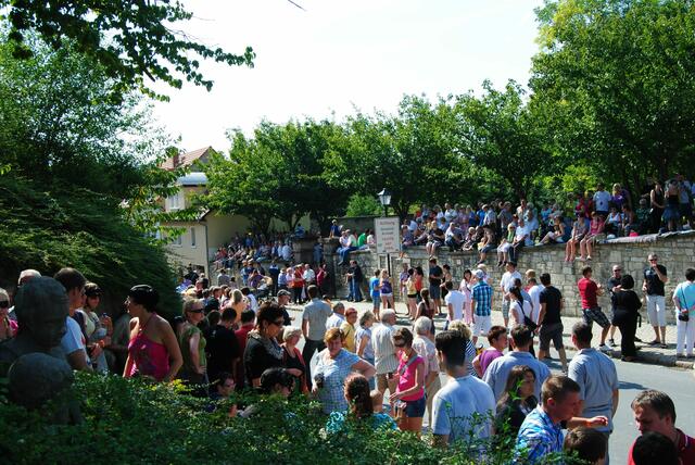 Schon lange vor Beginn des Umzuges füllte sich die Stadt. Viele Besucher ließen das Mittagessen daheim ausfallen und ließen sich die Köstlichkeiten, welche an den vielen Ständen angeboten wurden, schmecken