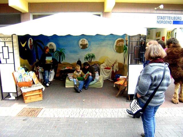 Die Lese- & Erzählkarawane beim 1. Stadtteilfest Nordend in einem der geliehenen Zelte vor dem Stadtteilbüro Nordend. Kleine und große Besucherinnen und Besucher nutzten unsere Leseoase richtig gerne, lasen sich gegenseitig vor - oder ließen sich vorlesen.