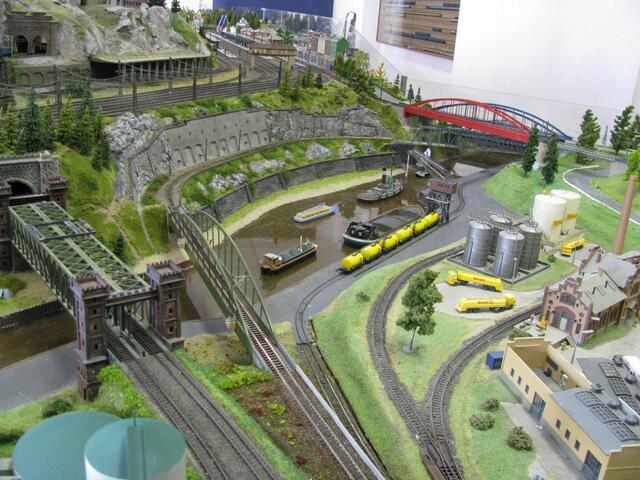 Hafenanlage mit Umgehungsbahn