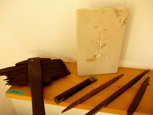 Steinhauerwerkzeug im Heimatmuseum