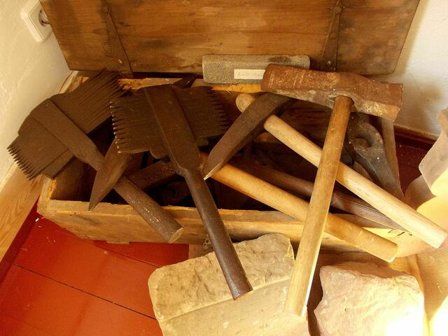 Steinhauerwerkzeug im Heimatmuseum