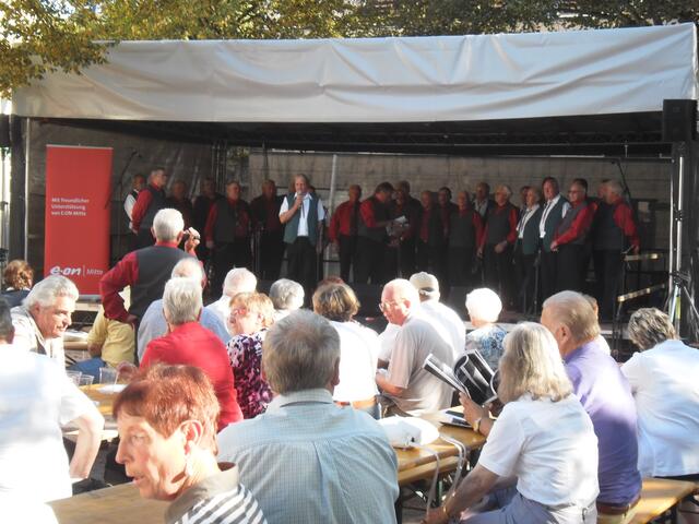 Auf dem Wilhelmsplatz in Dillenburg treten verschiedene heimische Chöre auf