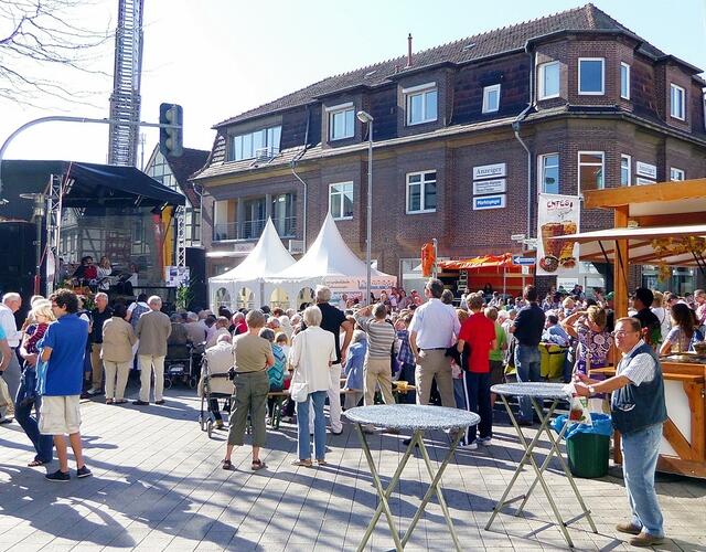 Gottesdienst im Freien an der Ecke Marktstraße / Poststraße