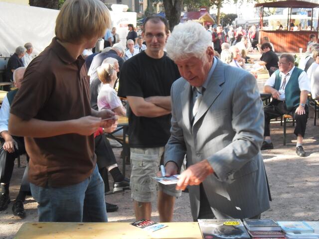 Auch junge Besucher lassen sich ein Autogramm geben